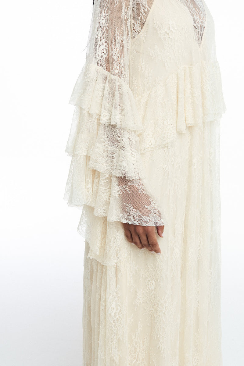 VESTIDO LONGO GOLA ALTA BABADOS CINTURA E MANGAS RENDA OFF WHITE (8809478881507)