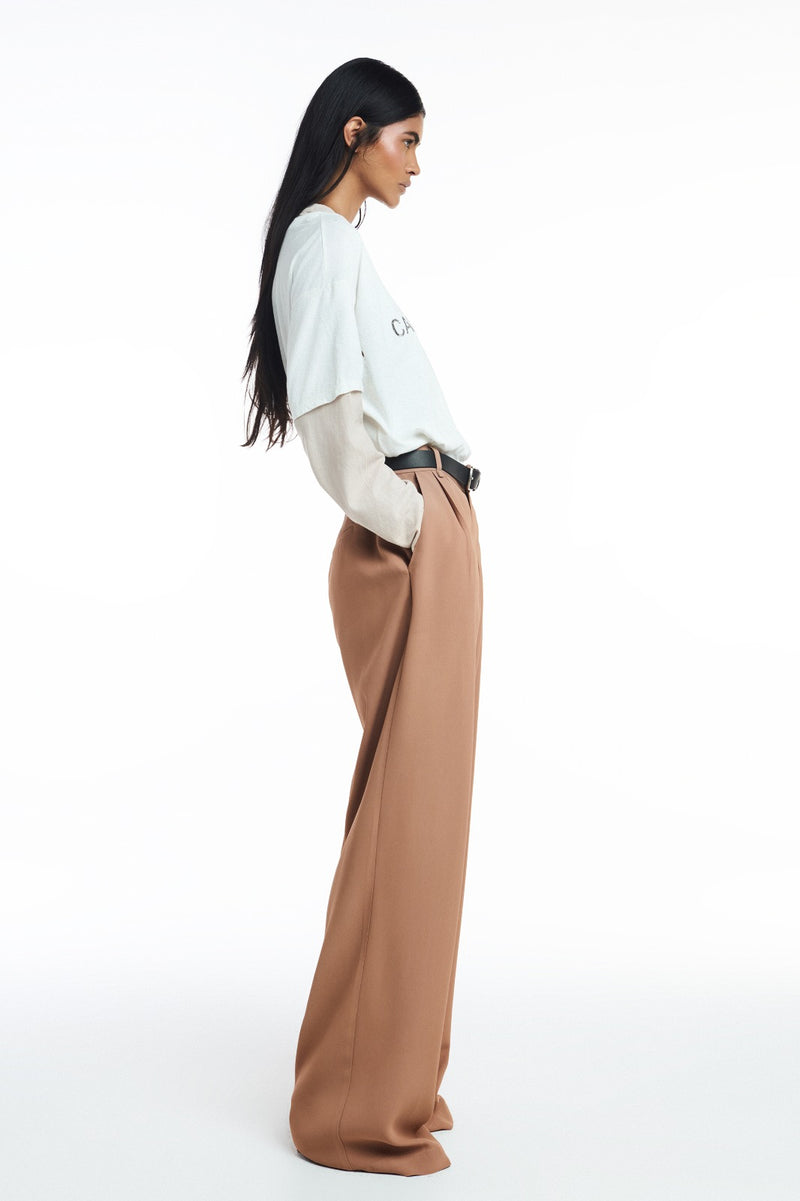 CALÇA ALFAIATARIA PREGAS CREPE PATOU MOCHA (8809476751587)