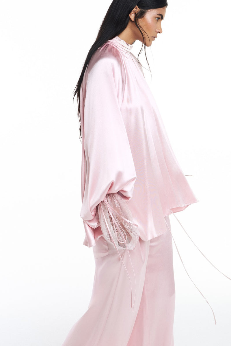 BLUSA GOLA ALTA DRAPEADA CETIM ROSA PUNHO RENDA (8809476522211)