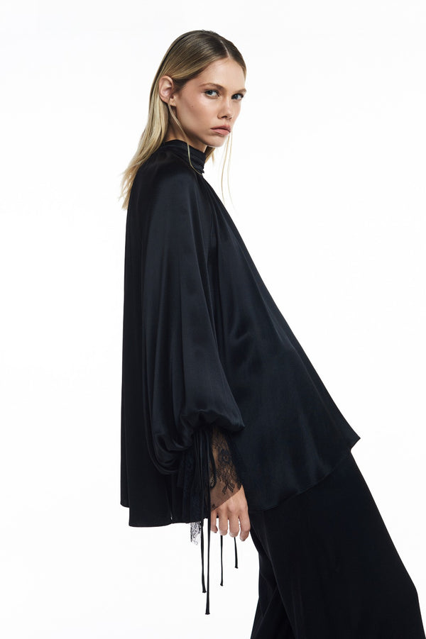 BLUSA GOLA ALTA DRAPEADA CETIM PRETO PUNHO RENDA (8809476489443)