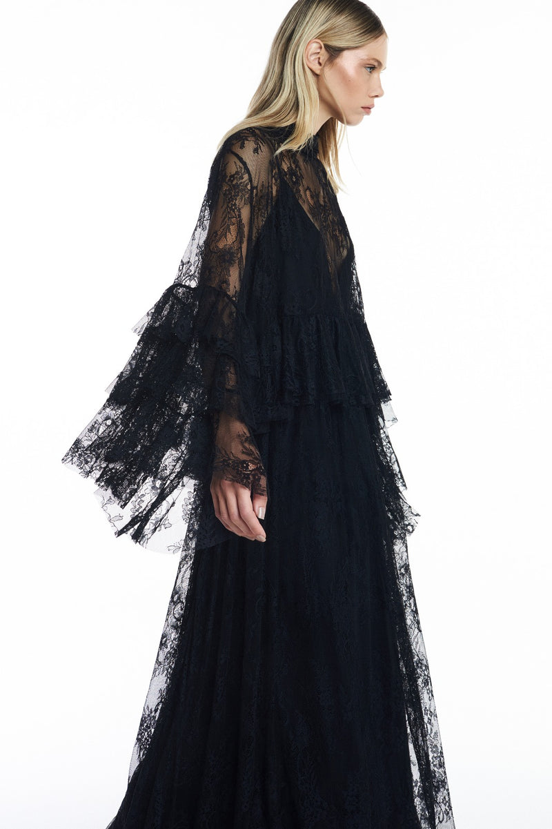 VESTIDO LONGO GOLA ALTA BABADOS CINTURA E MANGAS RENDA PRETA (8809478979811)