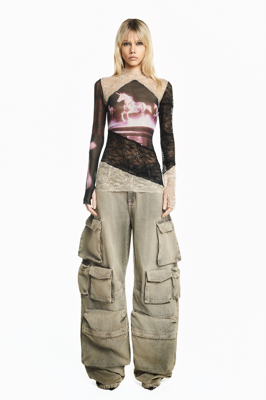 CALÇA JEANS CINZA MÚLTIPLOS BOLSOS PESPONTO ROSA