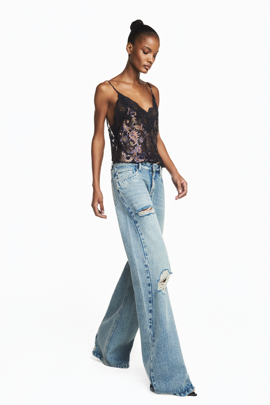 CALÇA JEANS FLARE RASGOS CINTURA BAIXA COSTURA LATERAL
