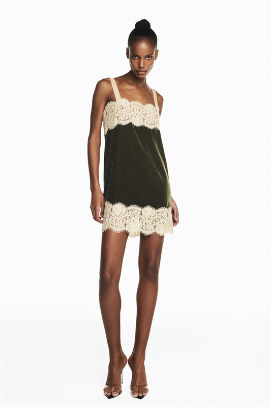 VESTIDO CURTO ALÇA VELUDO VERDE MUSGO RENDA BEGE