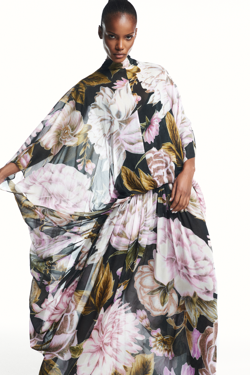 VESTIDO LONGO AMPLO CAPA GEORGETE FLORAL PRETO (8980757610723)