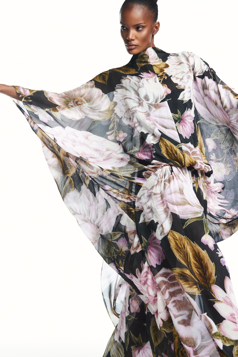 VESTIDO LONGO AMPLO CAPA GEORGETE FLORAL PRETO (8980757610723)