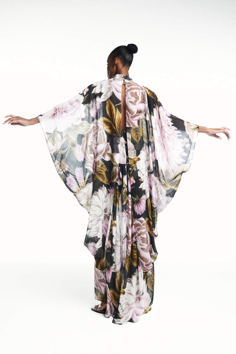 VESTIDO LONGO AMPLO CAPA GEORGETE FLORAL PRETO (8980757610723)