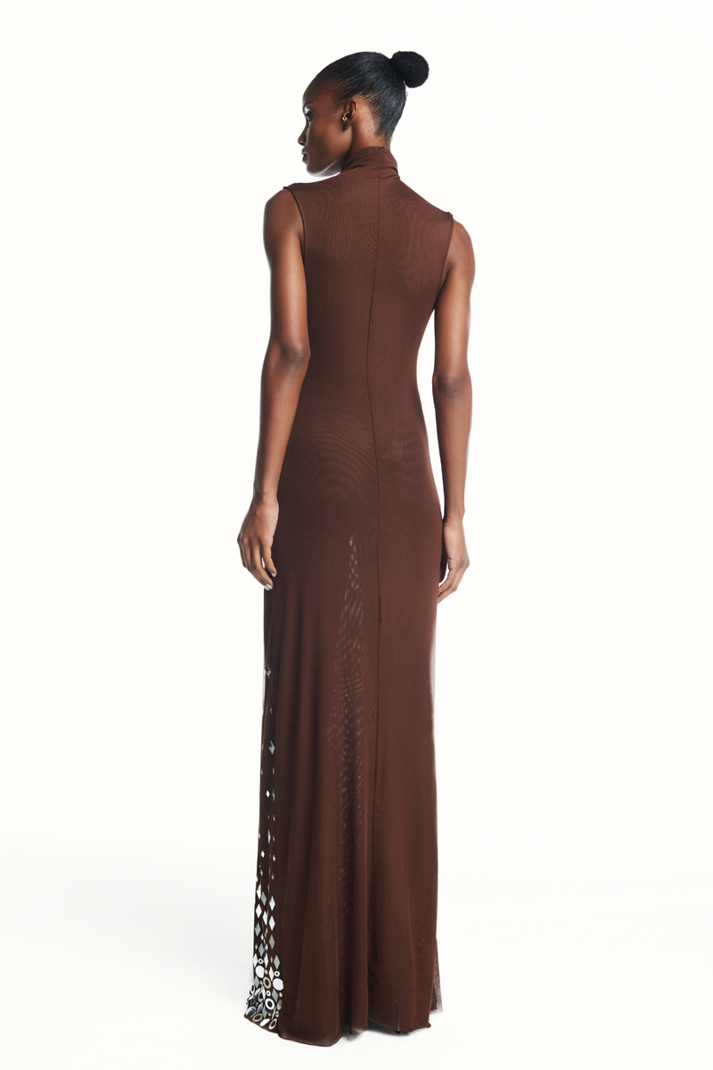 VESTIDO LONGO GOLA ALTA SEM MANGA METAIS TULE MARROM (8980758233315)