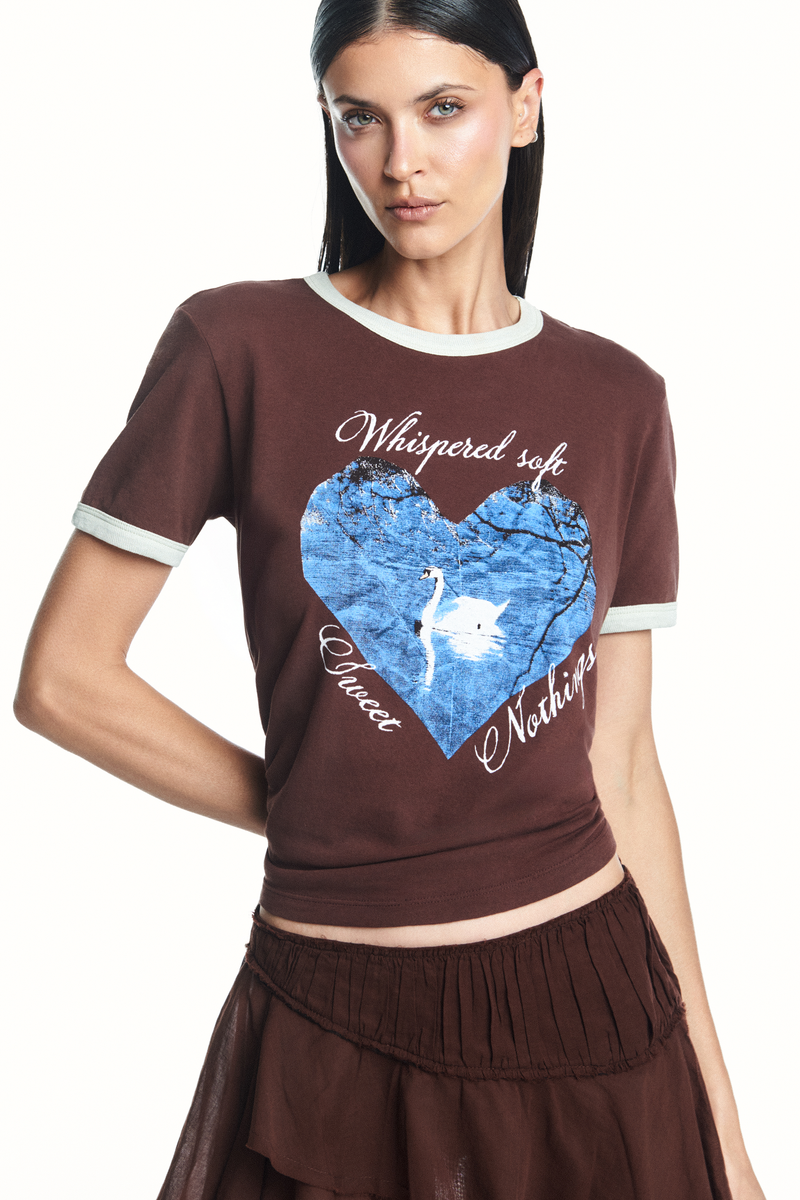 CAMISETA CISNE MALHA MARROM (8980753318115)