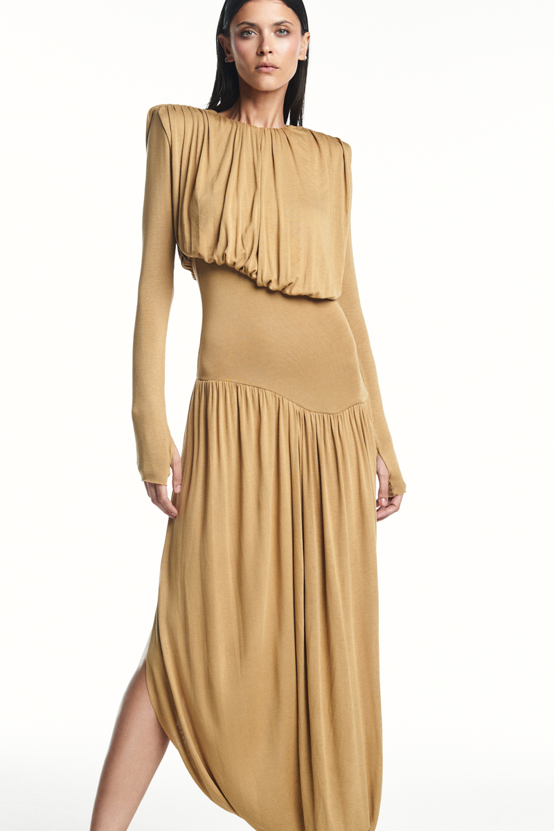 VESTIDO LONGO MANGA LONGA SAIA TORCIDA CORPO DRAPEADO MALHA CARAMELO (8980759150819)