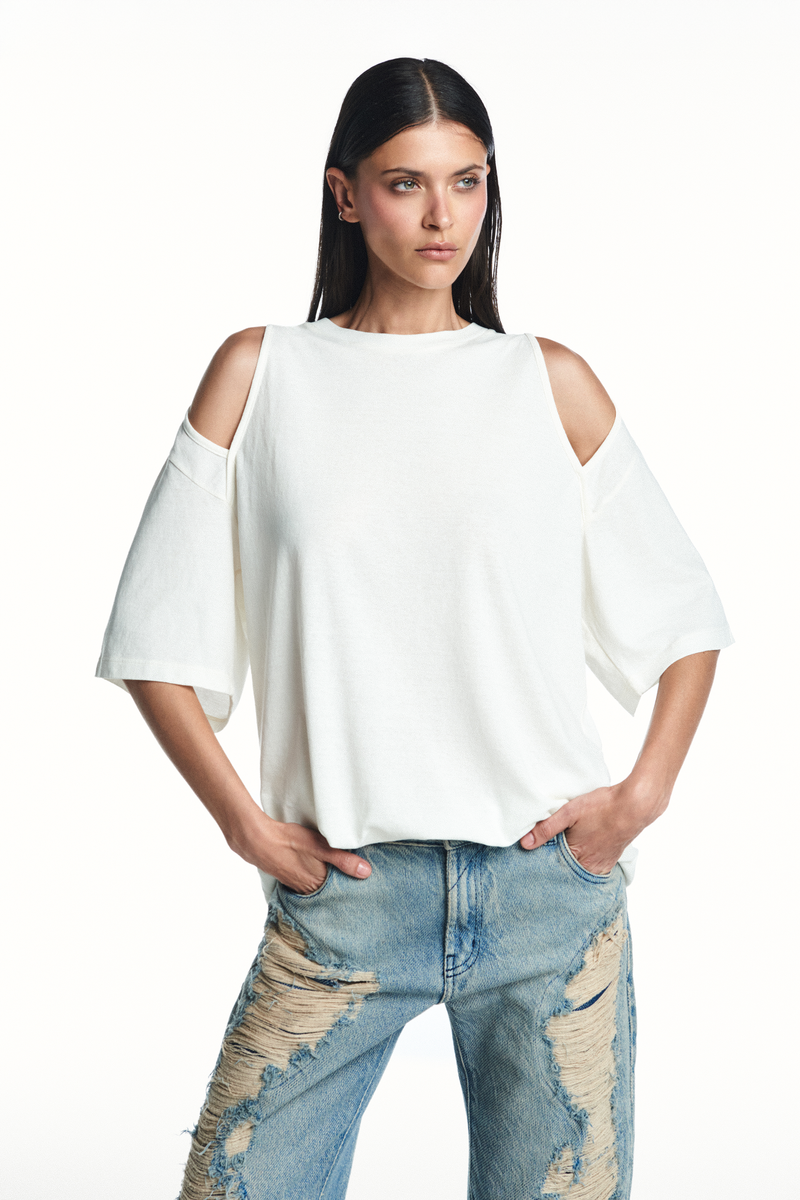 CAMISETA ABERTURA OMBRO MALHA OFF WHITE (8980753154275)