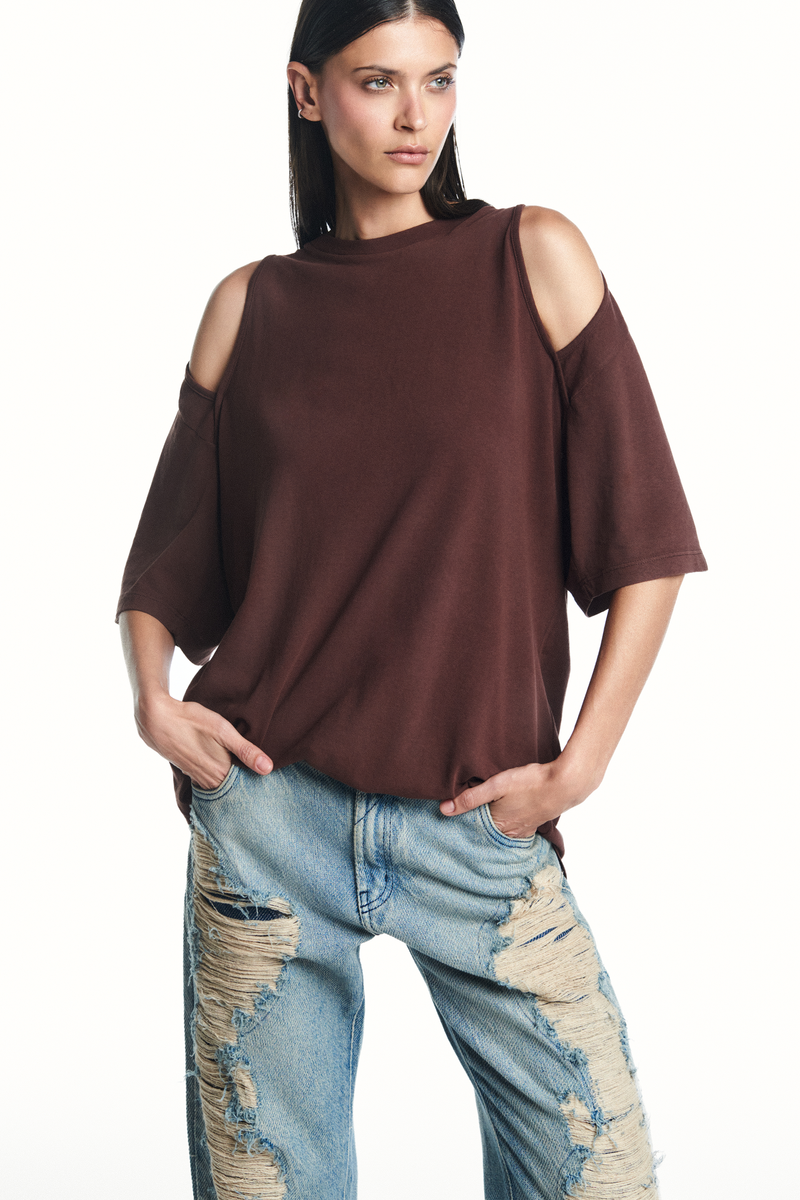 CAMISETA ABERTURA OMBRO MALHA MARROM (8980753023203)