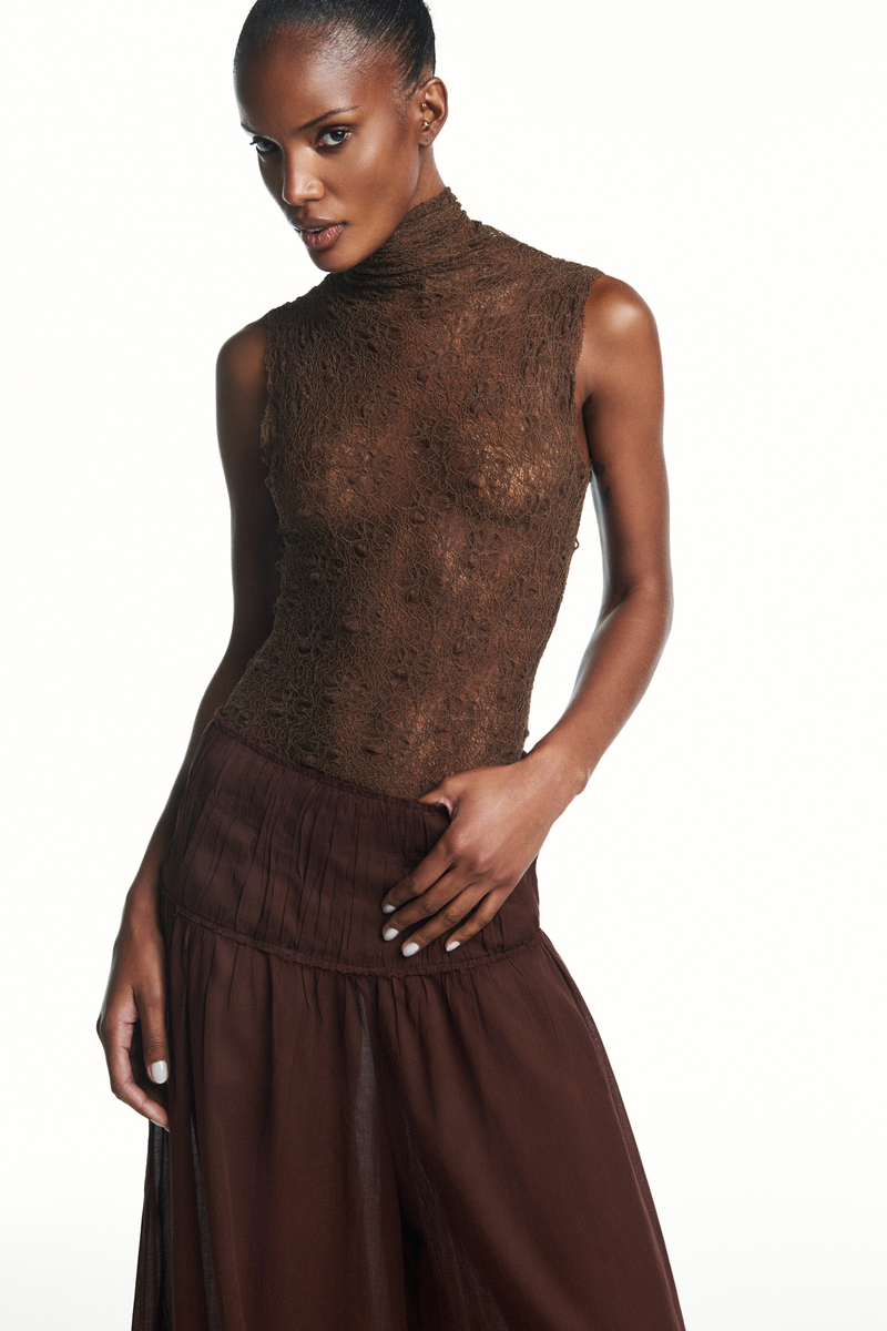 BLUSA SEM MANGA GOLA ALTA RENDA MARROM (8980751941859)
