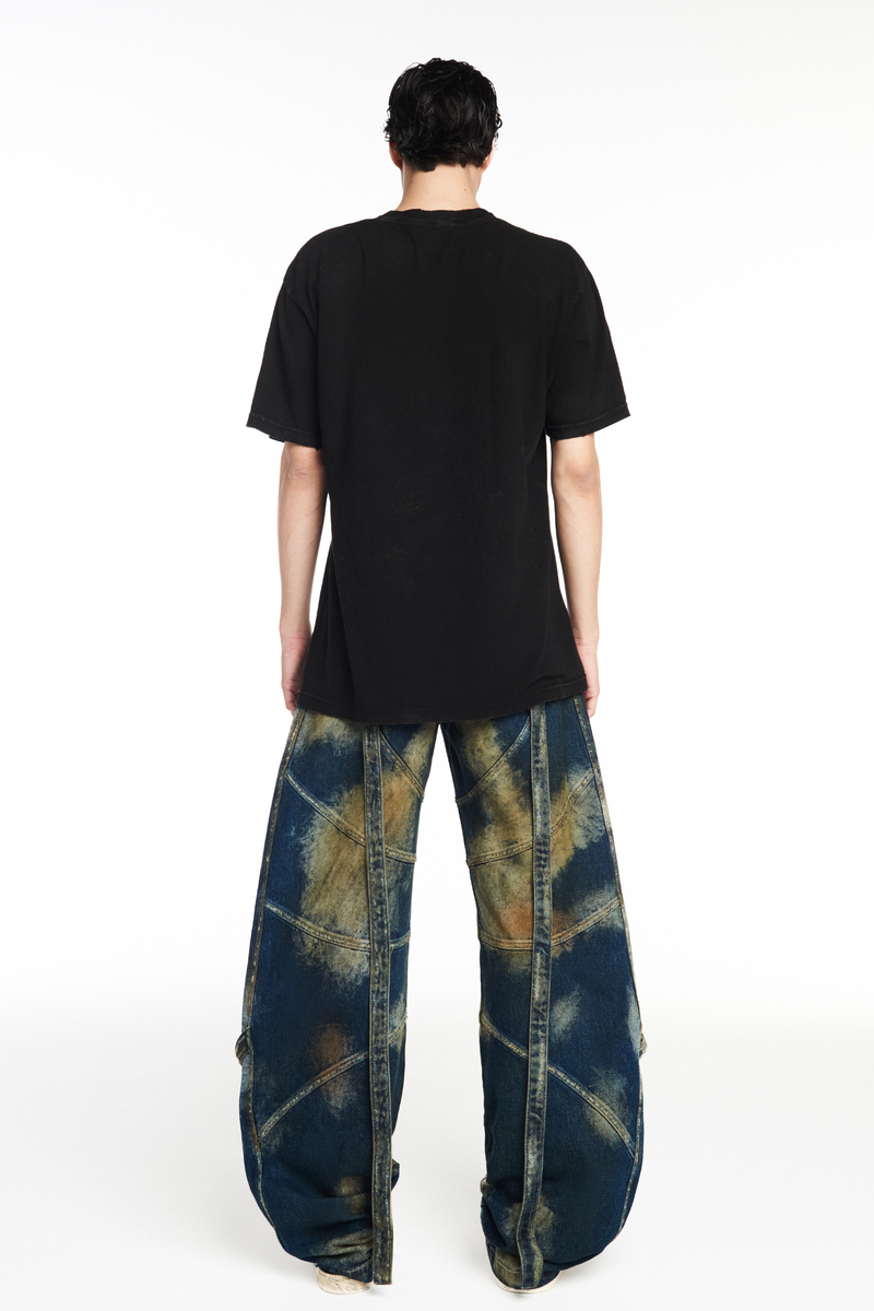 CALÇA JEANS MANCHADA RECORTES E FAIXAS (8930458796259) (8809477275875)