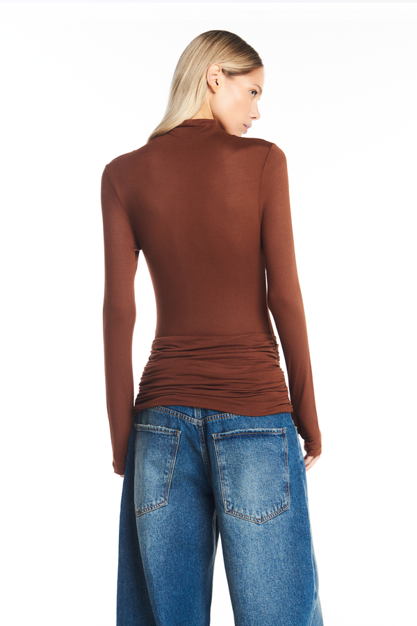 BLUSA MANGA LONGA GOLA ALTA FAIXA DRAPEADA QUADRIL MALHA MARROM (8930458763491)