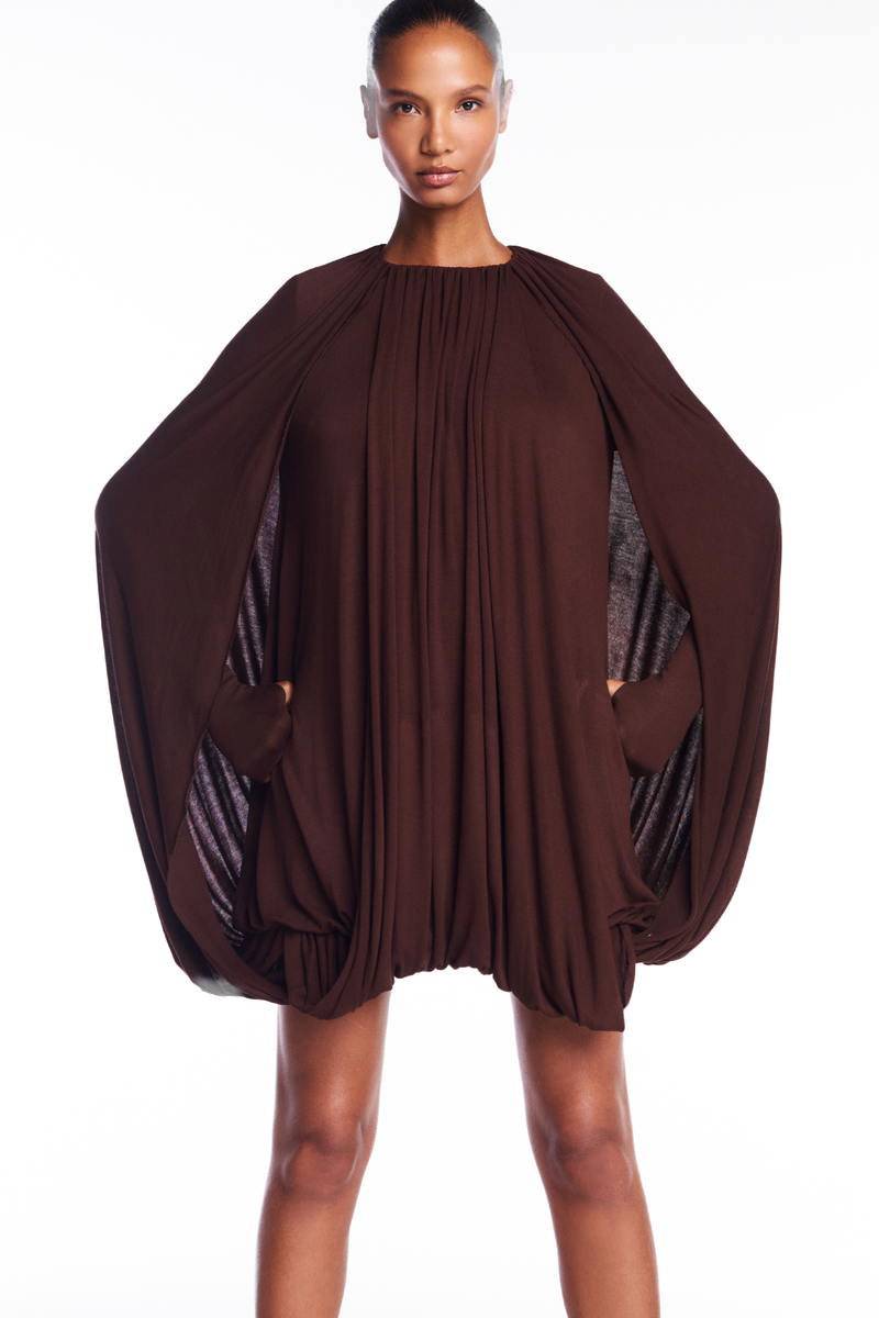 VESTIDO CURTO AMPLO BALONÊ CAPA MALHA MARROM (8950209183971)
