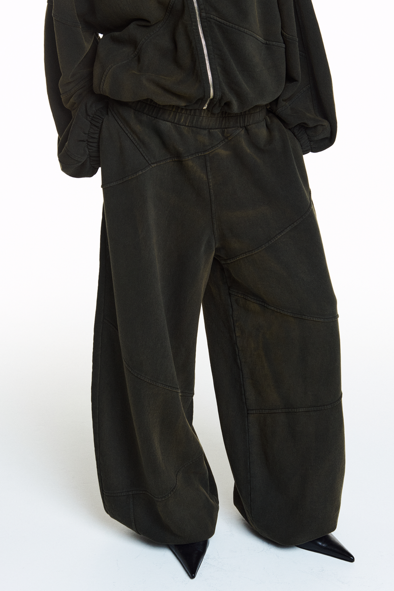 CALÇA MOLETOM RECORTES VERDE MILITAR ESTONADO (8838228836579)