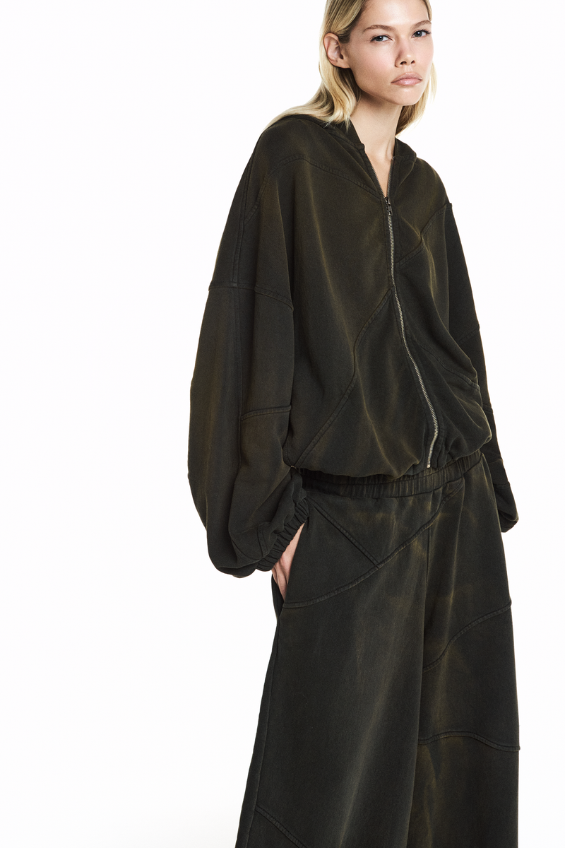 BLUSA MOLETOM ZÍPER RECORTES CAPUZ VERDE MILITAR ESTONADO (8838227951843)
