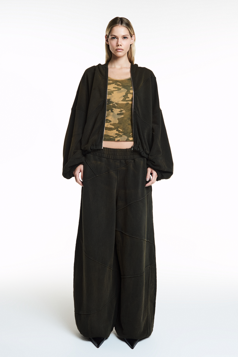 CALÇA MOLETOM RECORTES VERDE MILITAR ESTONADO (8838228836579)