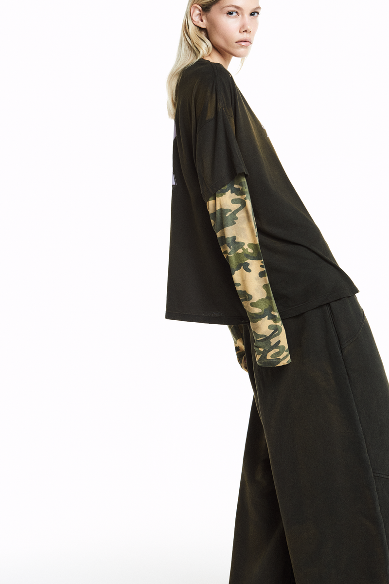 CAMISETA SOBREPOSIÇÃO LAÇO MANGA CAMUFLADA (8838230048995)