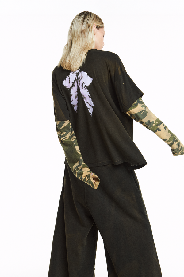 CAMISETA SOBREPOSIÇÃO LAÇO MANGA CAMUFLADA (8838230048995)