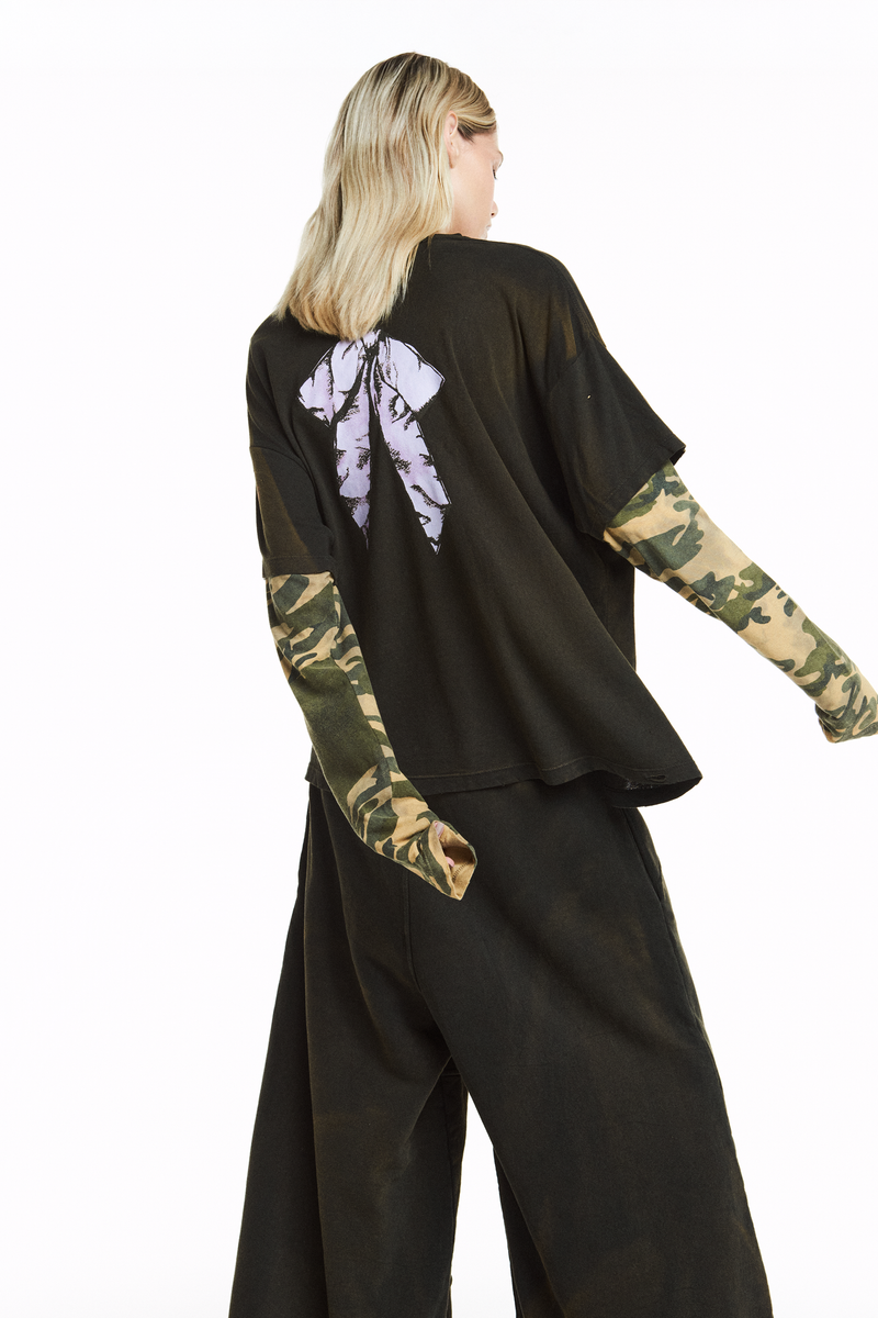 CAMISETA SOBREPOSIÇÃO LAÇO MANGA CAMUFLADA (8838230048995)