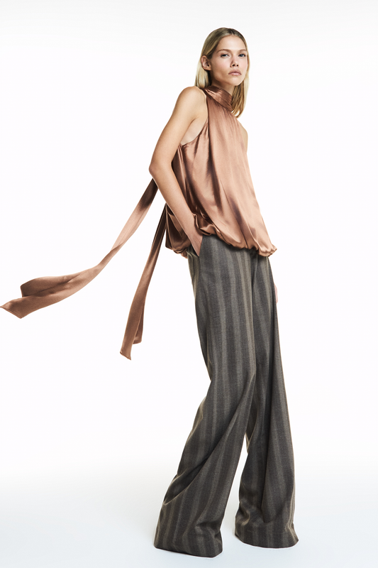 BLUSA GOLA ALTA DRAPEADA SEM MANGA CETIM MARROM (8838227263715)