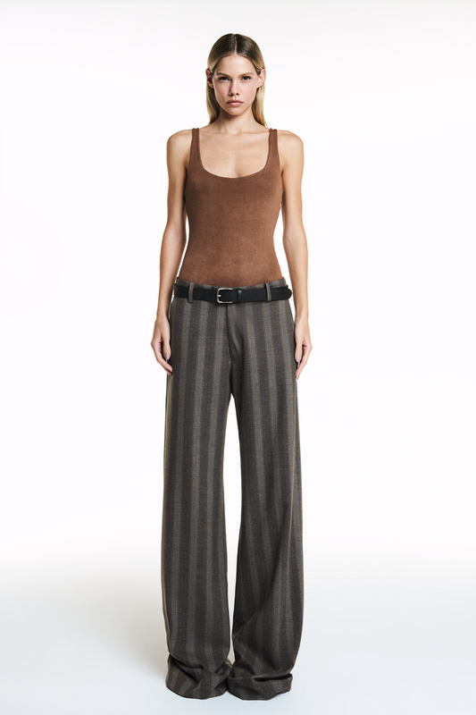 CALÇA RETA ALFAIATARIA LISTRADA MARROM (8838229360867)