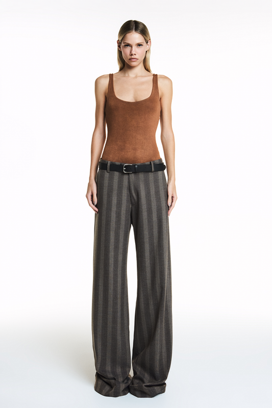 CALÇA RETA ALFAIATARIA LISTRADA MARROM (8838229360867)