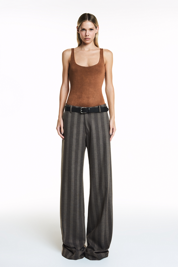 CALÇA RETA ALFAIATARIA LISTRADA MARROM (8838229360867)