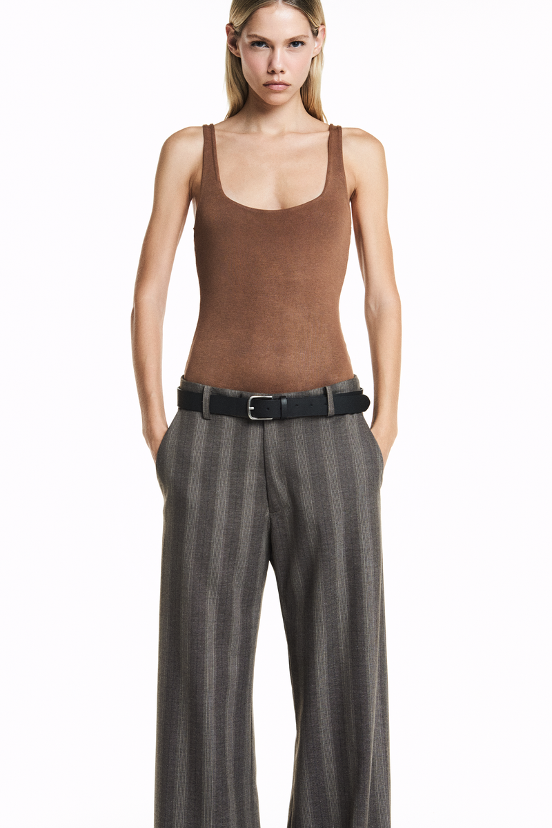 CALÇA RETA ALFAIATARIA LISTRADA MARROM (8838229360867)