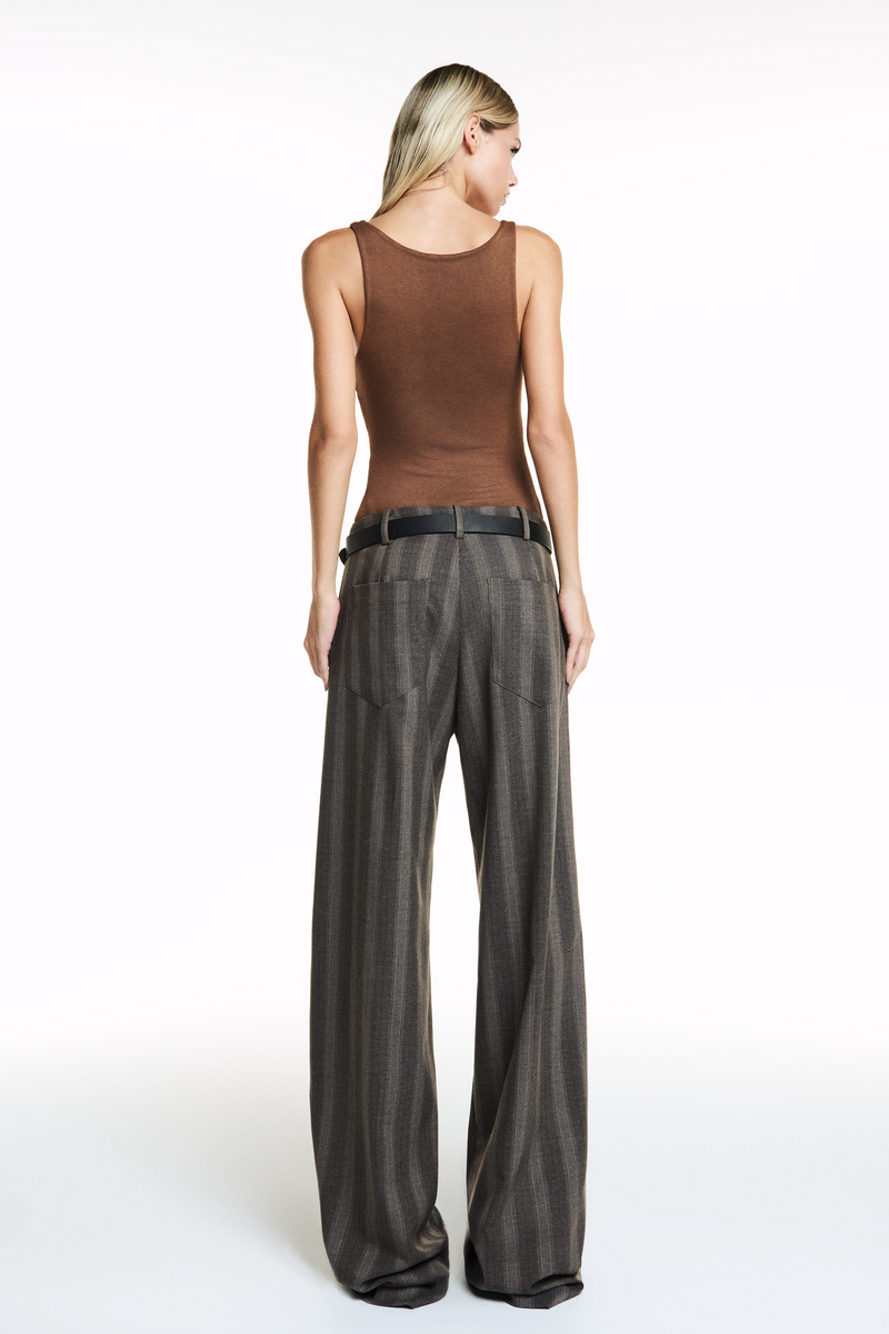 CALÇA RETA ALFAIATARIA LISTRADA MARROM (8838229360867)