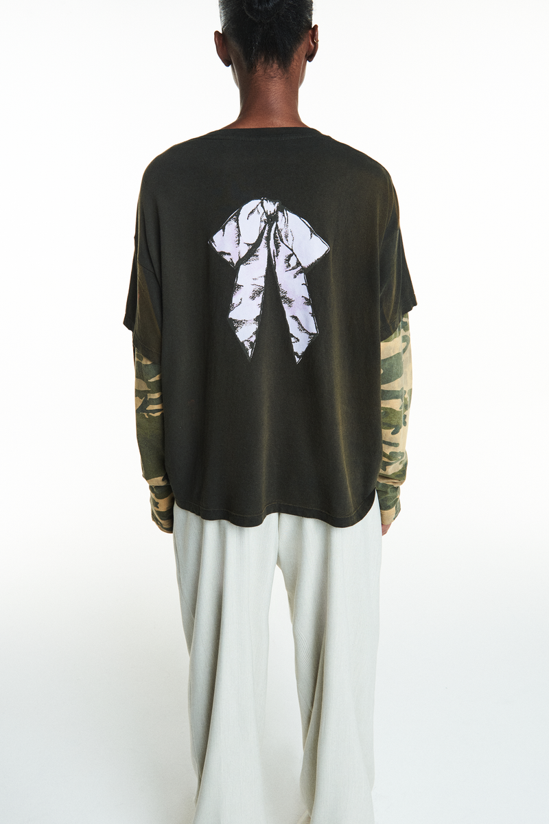 CAMISETA SOBREPOSIÇÃO LAÇO MANGA CAMUFLADA (8838230048995)