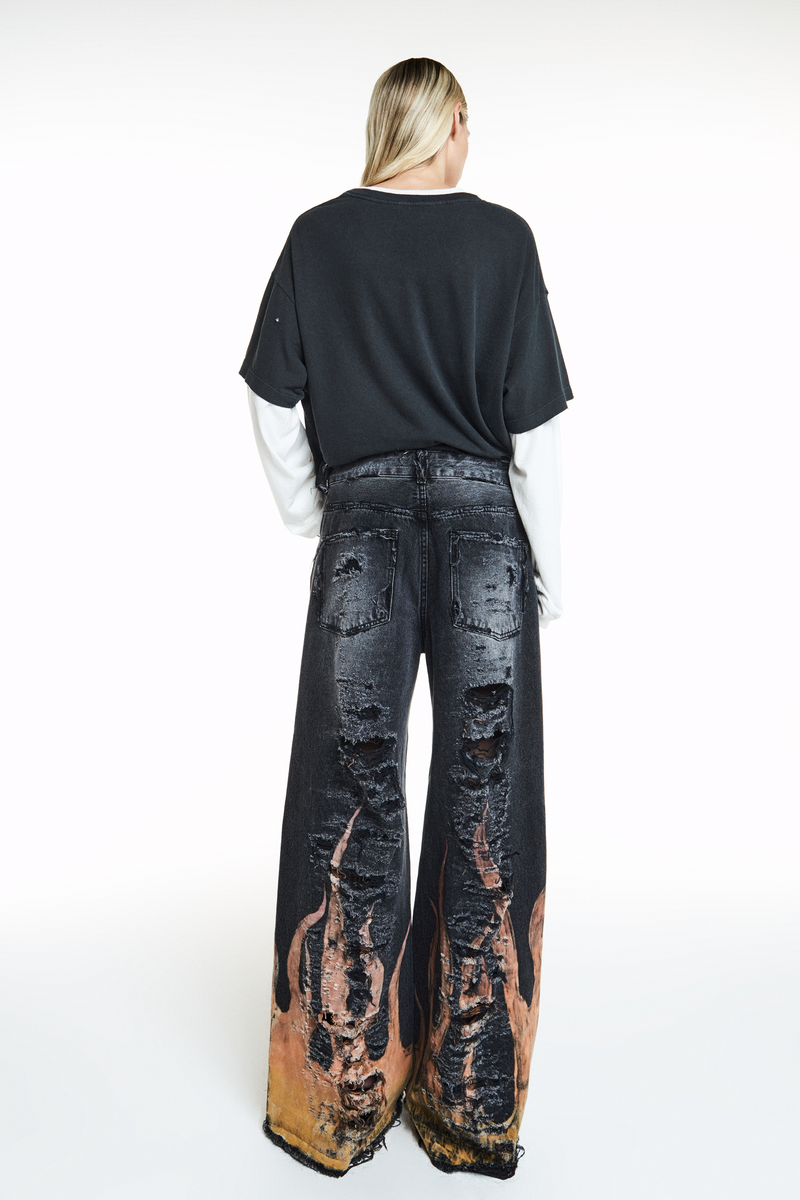 CALÇA JEANS BLACK FOGO COLORIDO PINTADO À MÃO (8838228574435)