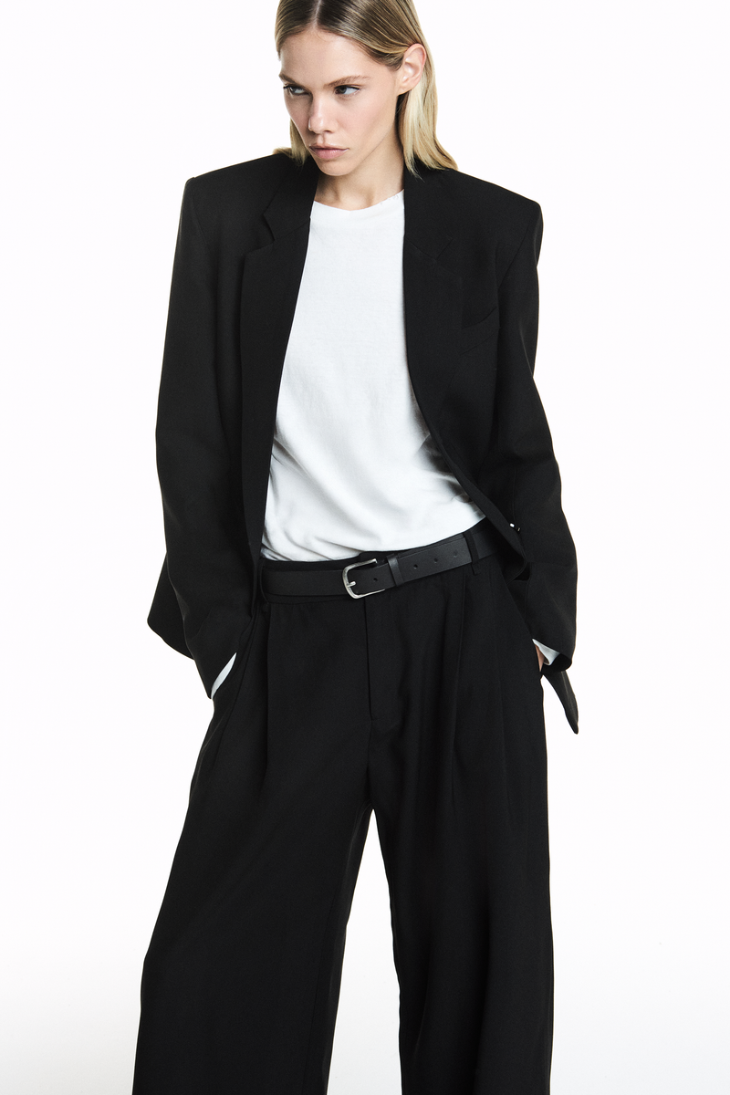 CALÇA ALFAIATARIA PREGAS CREPE PATOU PRETO (8809476915427)