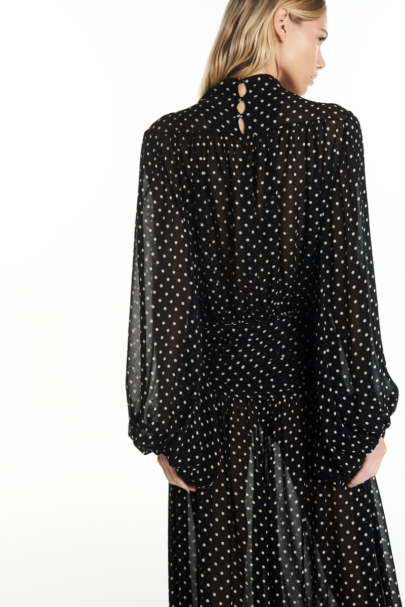 BLUSA MANGA LONGA PALA CINTURA DRAPEADA GEORGETE POÁ PRETO (8928983646435)