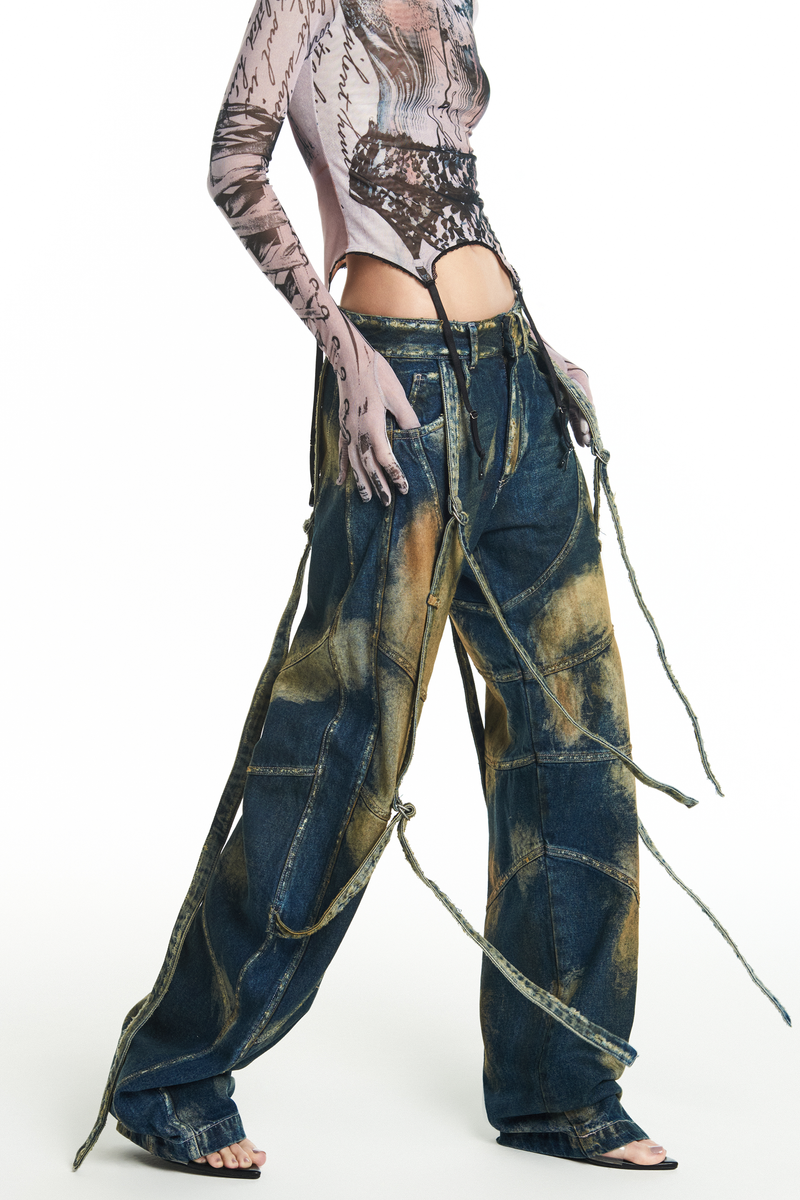 CALÇA JEANS MANCHADA RECORTES E FAIXAS (8930458796259)