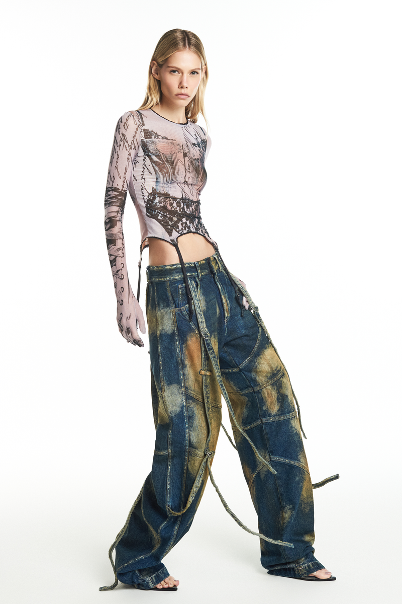 CALÇA JEANS MANCHADA RECORTES E FAIXAS (8930458796259)