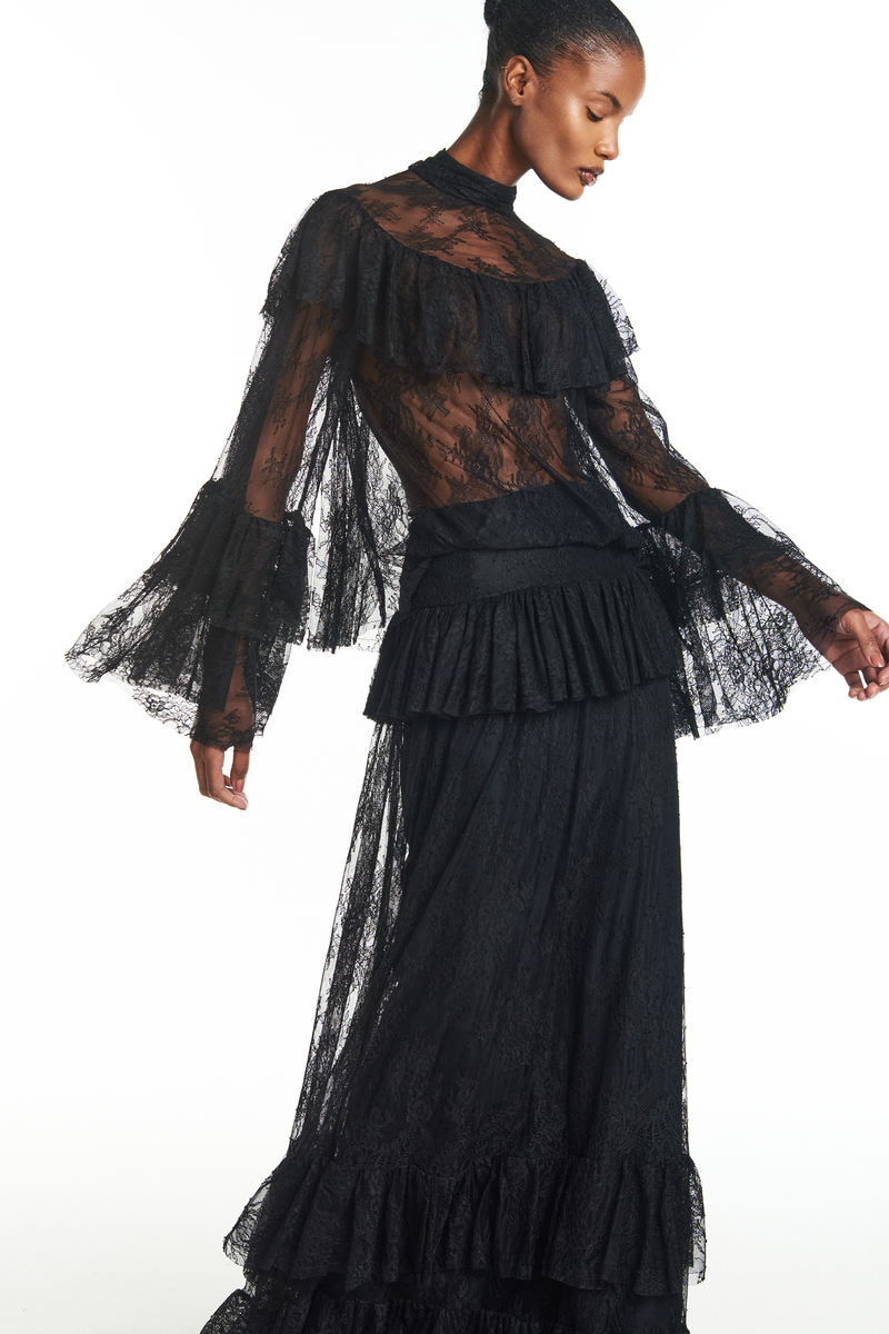 BLUSA GOLA ALTA BABADOS COLO E MANGAS RENDA PRETA (8928980861155)