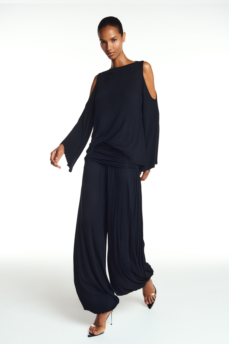 BLUSA AMPLA MANGA LONGA ABERTURA OMBRO MALHA PRETA (8904896413923)