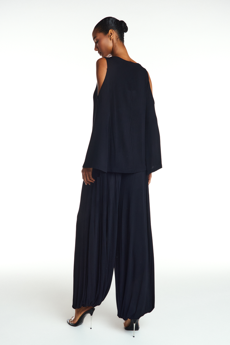 BLUSA AMPLA MANGA LONGA ABERTURA OMBRO MALHA PRETA (8904896413923)