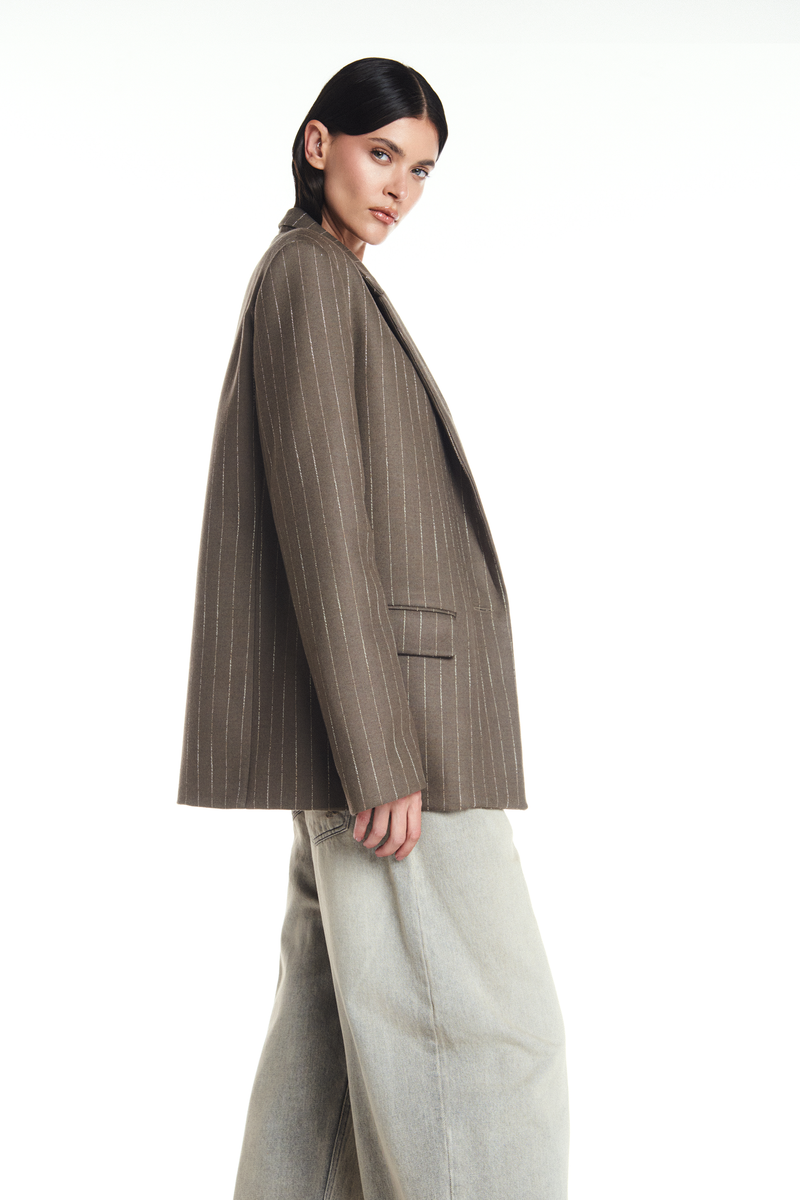 BLAZER ALFAIATARIA RISCA DE GIZ MARROM (8904896053475)