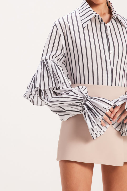 CAMISA TRICOLINE LISTRADA BRANCA MANGA BABADOS (8003070165219)