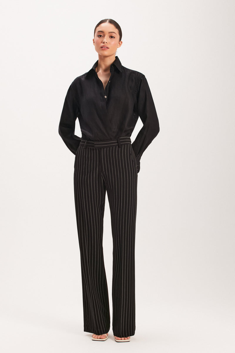 CALÇA RISCA DE GIZ PRETA (8003069804771)