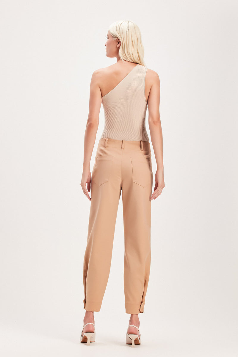 CALÇA RETA BOTÃO BARRA CARAMELO (8030301815011)
