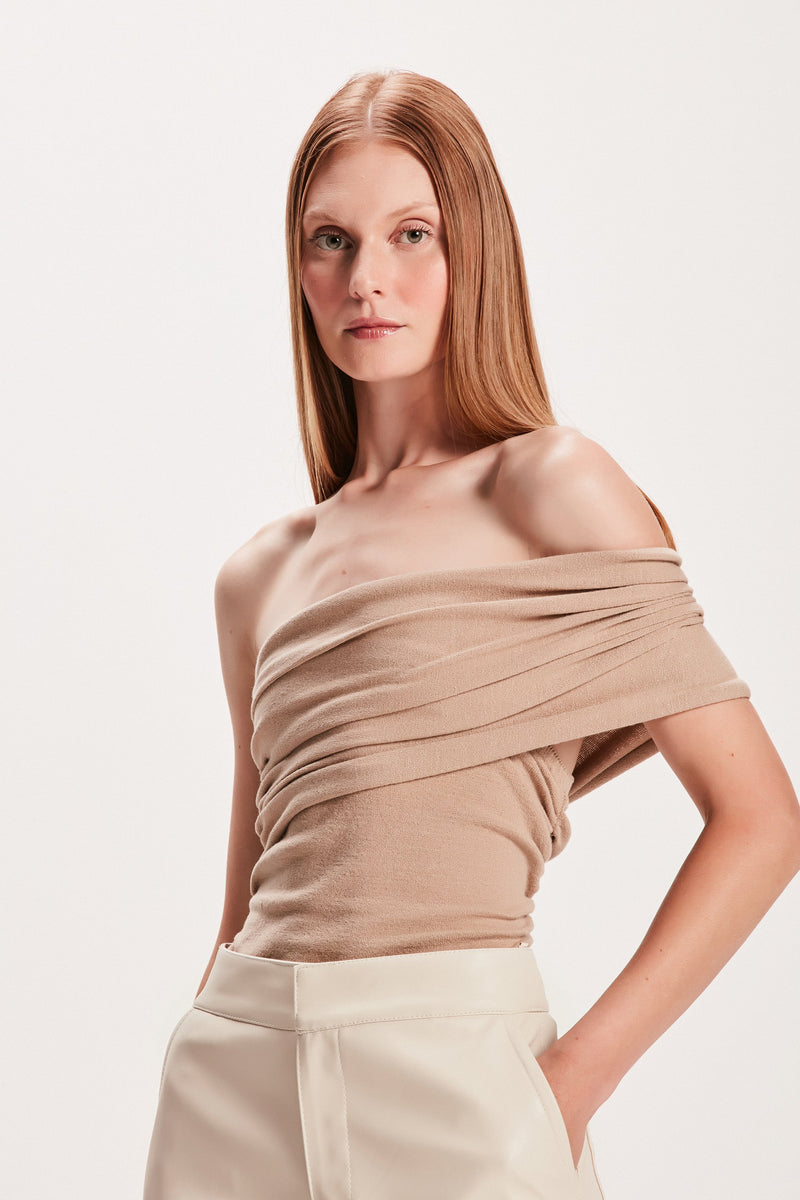 BLUSA TRICOT UM OMBRO SÓ BEGE (8049932468451)