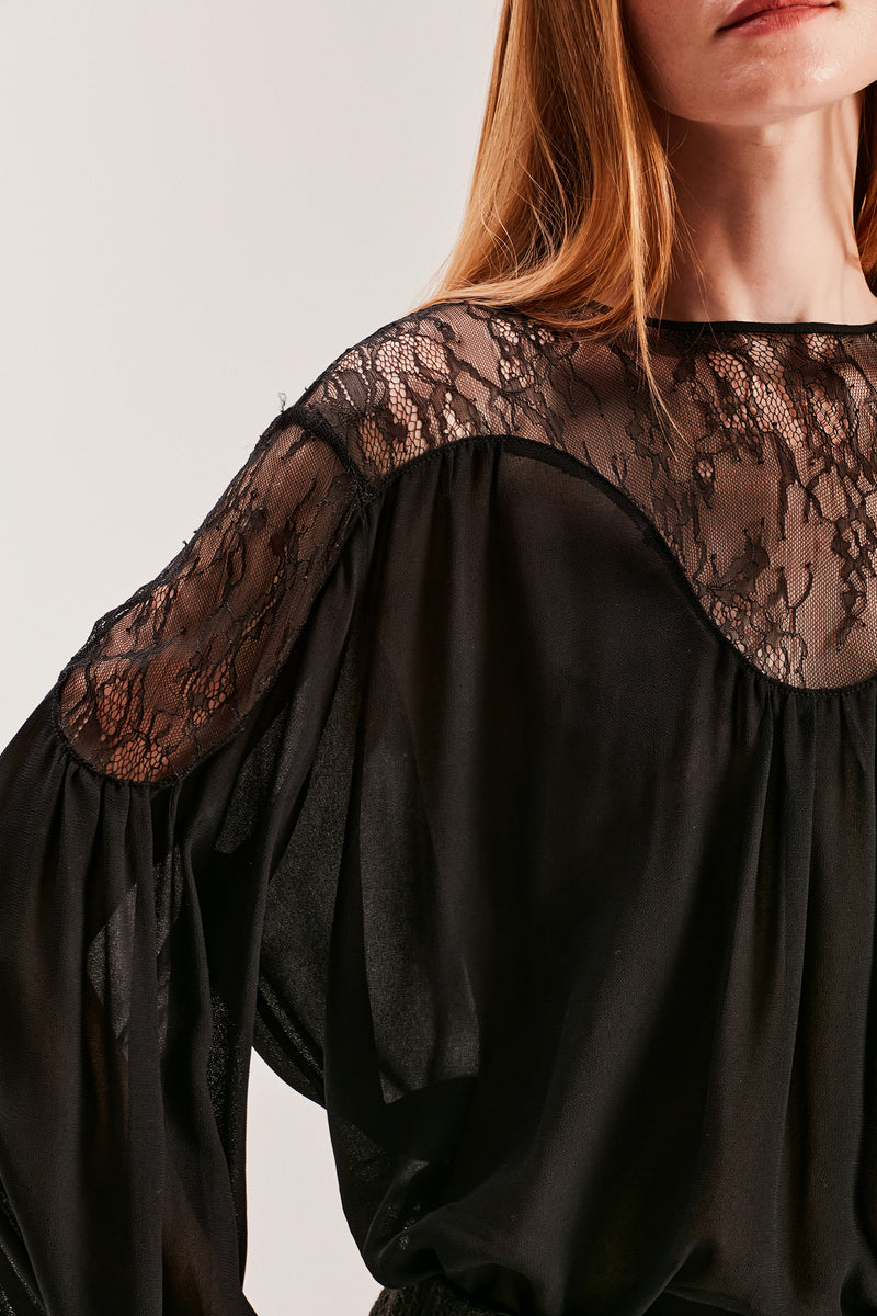 BLUSA GEORGETE DETALHE RENDA PRETA (8066580087011)