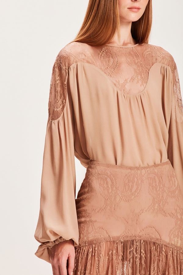 BLUSA GEORGETE DETALHE RENDA BEGE TINTURADA (8066580054243)