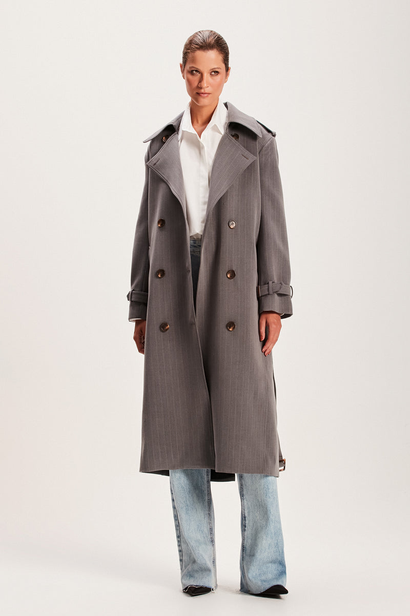 TRENCH COAT RISCA DE GIZ CINZA (8066583396579)