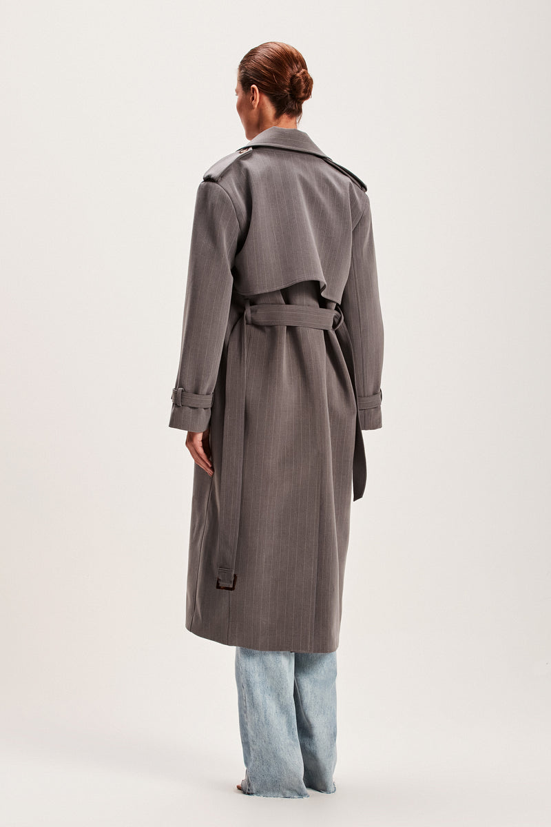 TRENCH COAT RISCA DE GIZ CINZA (8066583396579)